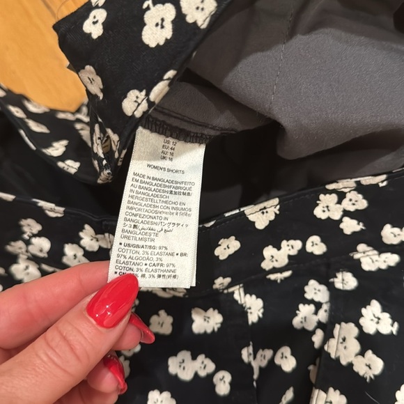 Amazon Essentials | floral woman shorts | black & white | NWT | size 12 - Picture 4 of 5